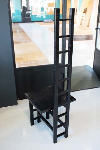 Zwart houten stoel
